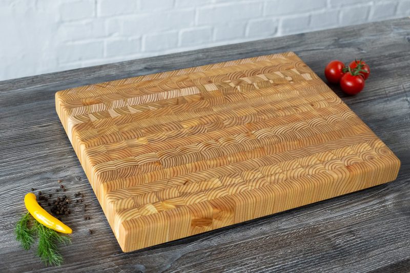 Larch Wood Cutting Board Mediu