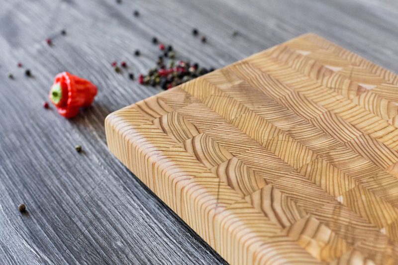 Larch Wood Cutting Board One-Hand -Small